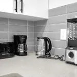 Modern & Spacious Guest Suite
